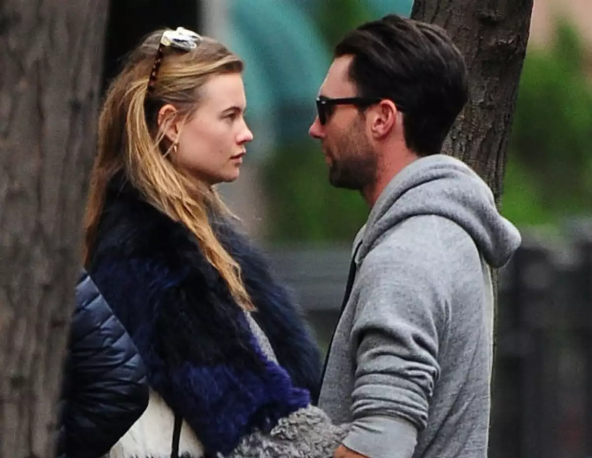 La relación amorosa entre el cantante de Maroon 5 y la modelo de Victoria’s Secret Behati Prinsloo sigue viento en popa.