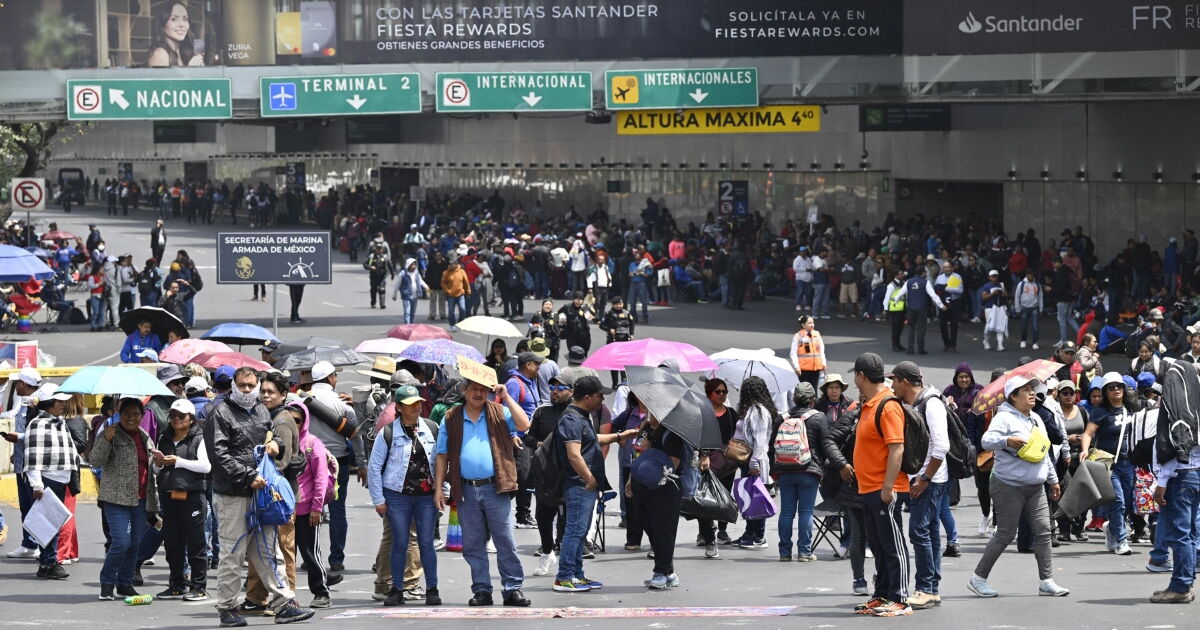 Bloqueo de la CNTE hoy causa caos en el AICM y otras vialidades de la CDMX