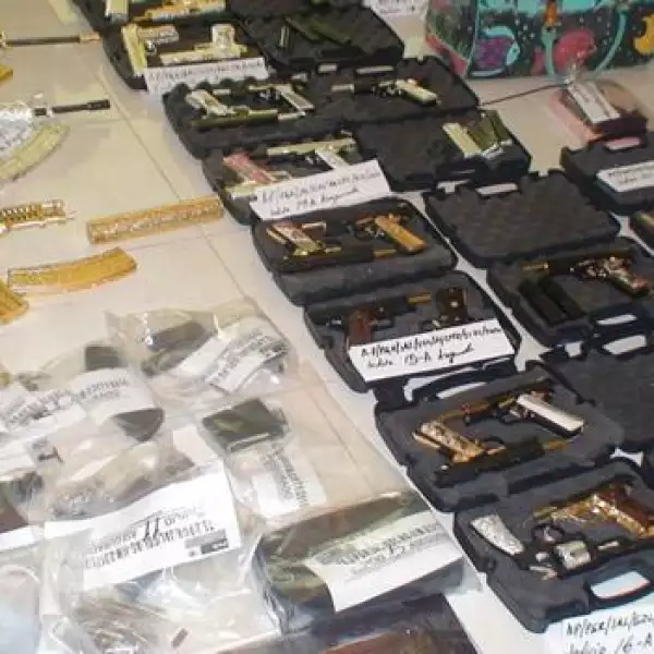 Seis armas cortas y seis largas estaban chapeadas en oro y plata y con incrustaciones de piedras que parecen rubÃ­es, esmeraldas y diamantes