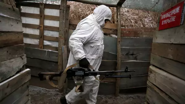 Un militante de la autoproclamada República Popular de Donestk (DNR) carga con un arma en la línea de separación de las fuerzas armadas de Ucrania, cerca del enclave controlado por los rebeldes de Yasne, en la región de Donetsk, Ucrania. 