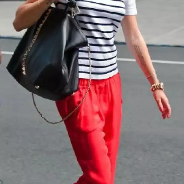 La futura esposa de Liam Hemsworth conserva un look casual con sus tenis Converse favoritos.