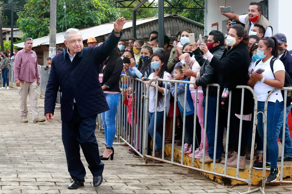 Andrés Manuel López Obrador durante su visita a Tlaxcalantongo