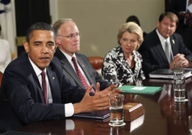 De izquierda a derecha, Obama, el gobernador de Vermont Jim Douglas, la gobernadora de Washington Christine Gregoire, y el gobernador de Dakota del Sur Mike Rounds. (AP)