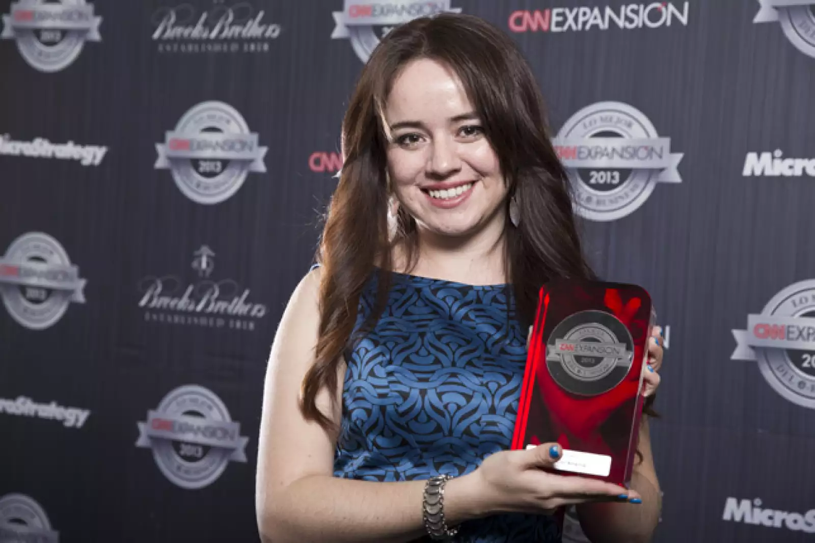 A Claudia Martínez, gerente de Marketing Digital, le fue entregada la presea al Mejor negocio de Clasificados. Premios CNNExpansión a lo Mejor del e-Business reconoce las estrategias de negocio en internet más exitosas.