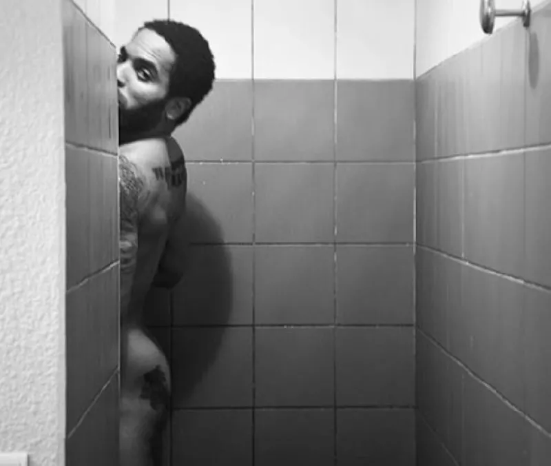 El cantante subió fotos suyas desnudo, las cuales tomó durante su gira por Europa.