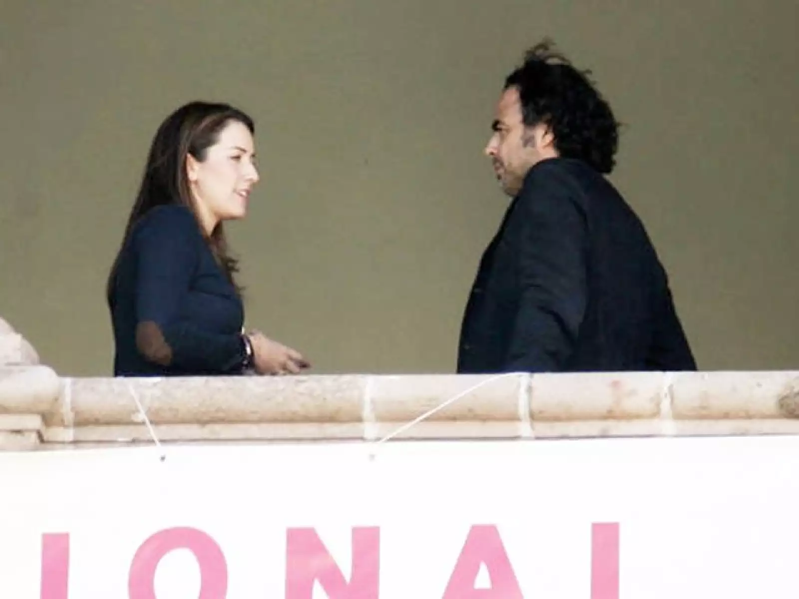 El cineasta estuvo platicando animadamente con Alondra de la Parra.