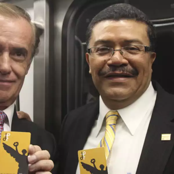 Enrique Horcasitas, director del proyecto Metro, y Francisco Bojorquez entonces director del Metro, durante la apertura.