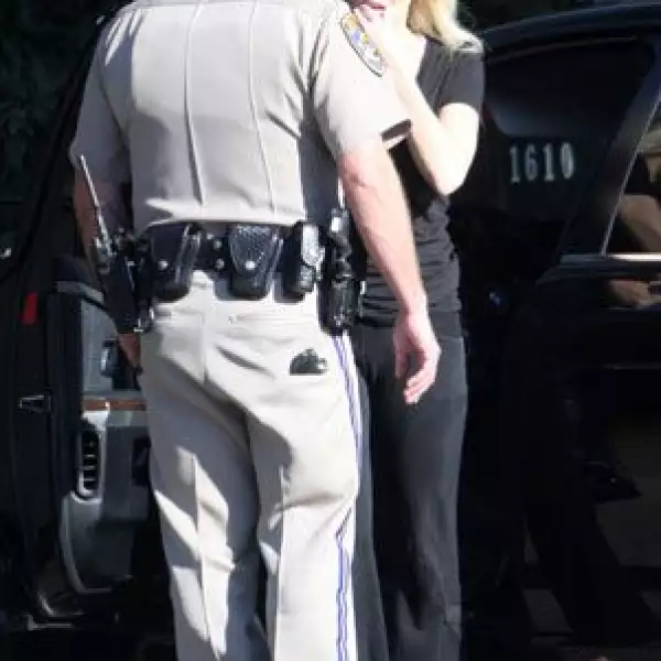 "Al hablar con ella, (el agente) determinó que parecía estar bajo los efectos de algo", dijo Tom Marshall, el vocero de la policía.