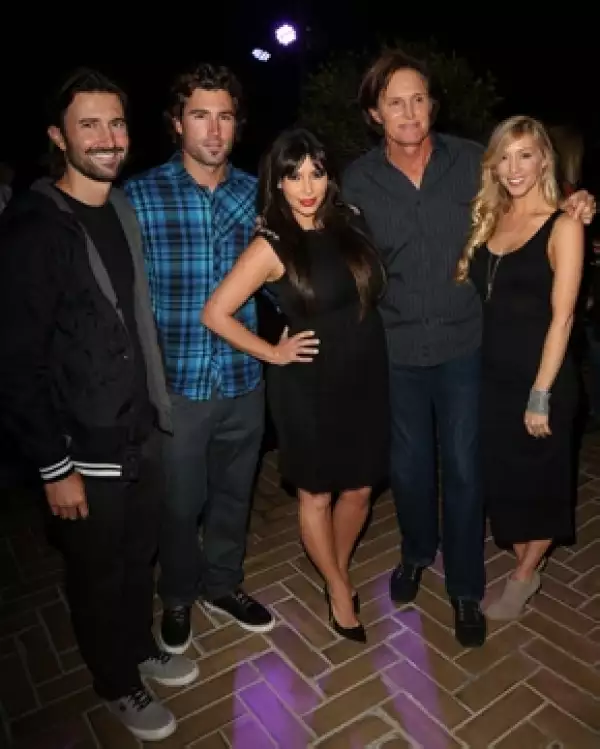 Brandon Jenner, Brody Jenner, Kim Kardashian, Bruce Jenner y Leah Jenner (esposa de Brandon).