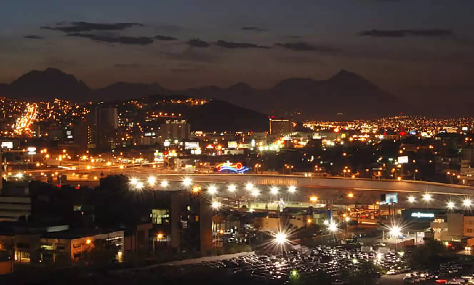 Trata de reflejar la realidad sin alterarla, elaborarla ni retocarla en una computadora. Desconfía y rechaza el uso de software para modificar las imágenes pero no descarta su uso para probar diferentes técnicas.