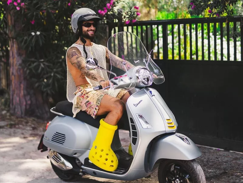 Maluma con las botas colaboración con Crocs. 