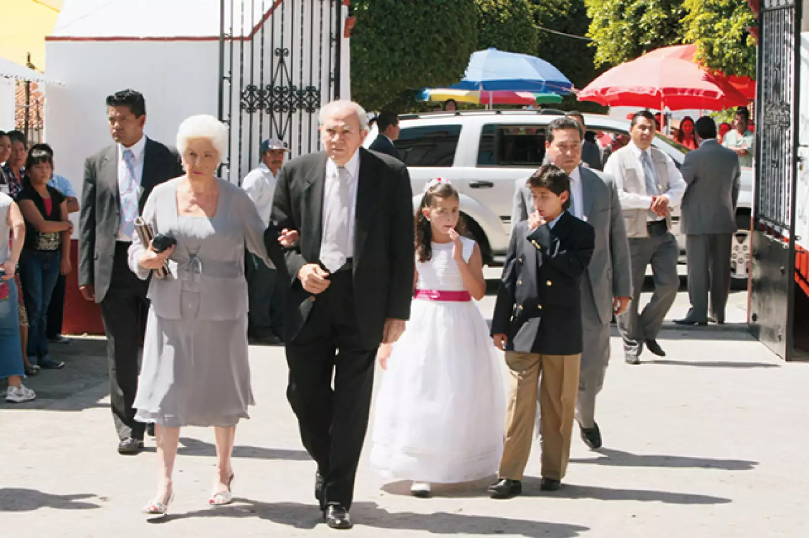 Con sus abuelos maternos, Olga y Hugo, y su hermano Alejandro en la boda de su tía Cecilia Peña.