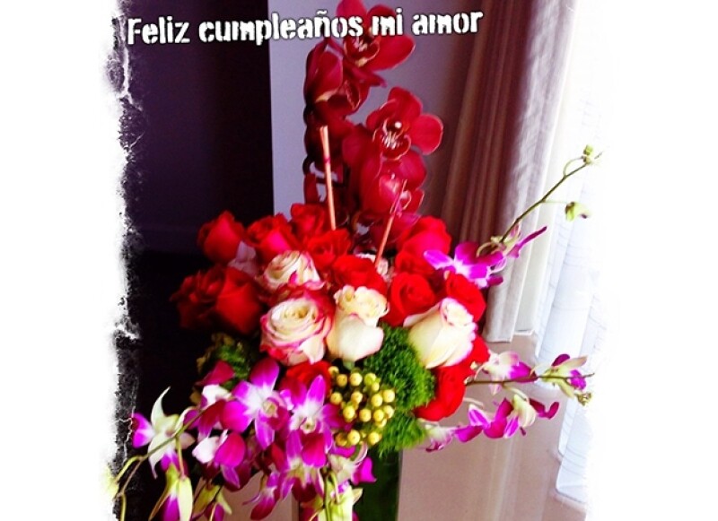 El futbolista presumió en Instagram las flores que le regaló a su esposa por sus 40 años.