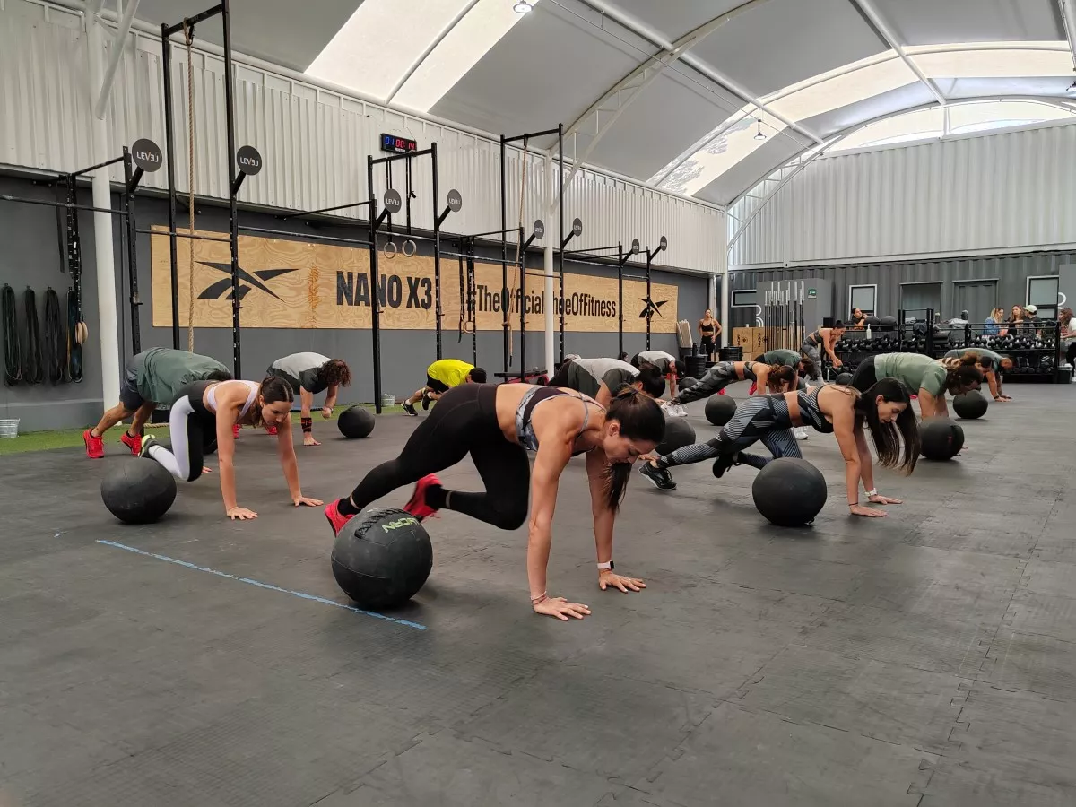 Personas fitness ejercitándose en una clase de crossfit con los nuevos Reebok Nano X3