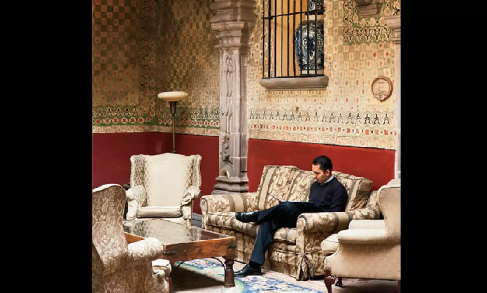 2.	Leyendo en la sala del Patio Central del hotel Casa de la Marquesa, Querétaro.