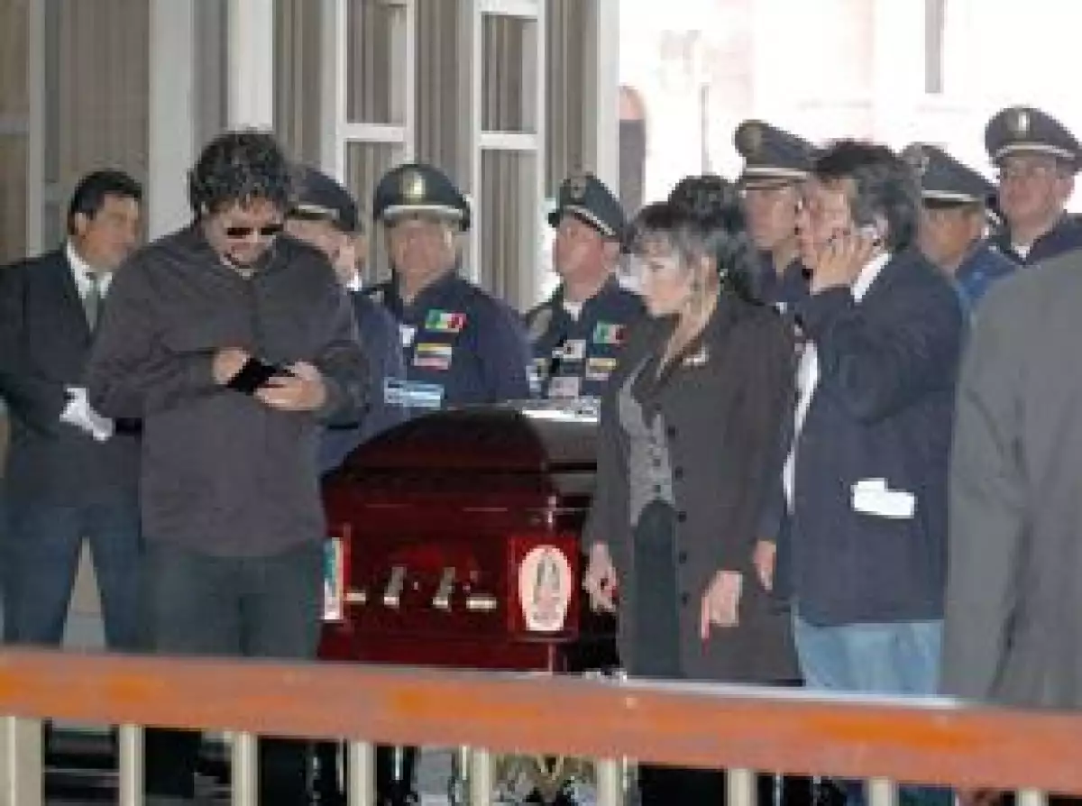 Tantas personas despidieron al actor que la capacidad de la iglesia donde le dieron el último adiós fue insuficiente.
