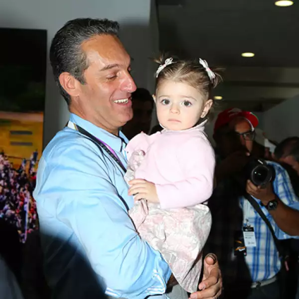 El empresario mexicano con su pequeña hija Mariel.