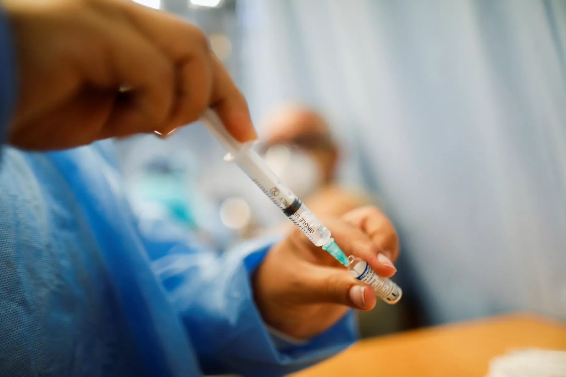 Decenas de países han revisado una propuesta ante la Organización Mundial del Comercio (OMC) sobre exenciones de patentes para equipamientos médicos imprescindibles para combatir el COVID-19, principalmente la vacuna.
