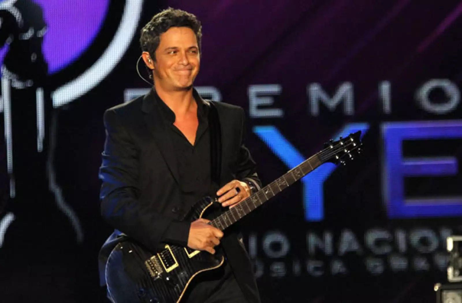 Alejandro Sanz además de ser el más premiado de la noche, también dio un pequeño show.