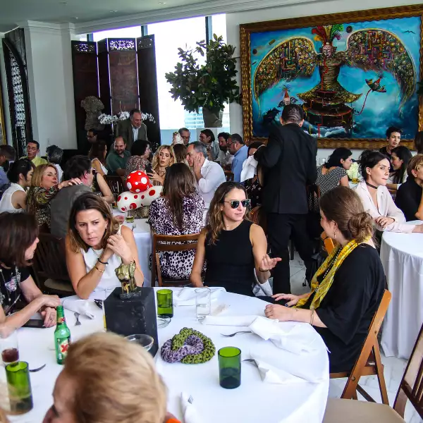 Comida de los patronos de arte de la Bienal