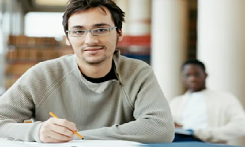 Los expertos recomiendan conocer el programa, la universidad y la gente inscrita en la escuela donde quieres estudiarás tu MBA. (Foto: Thinkstock)
