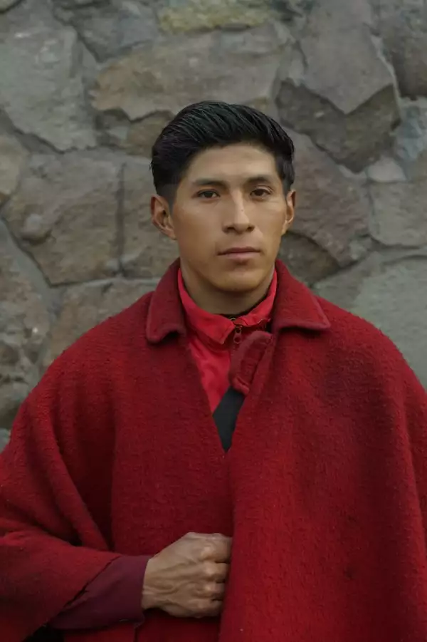 Rubén Chaluisa, de 30 años, del grupo indígena kishwa, posa para un retrato en Quito, Ecuador. 