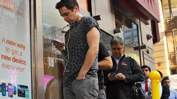 Cientos de personas hacen fila para ser los primeros en tener el nuevo ‘smartphone’ de Apple en en Estados Unidos, China y otros siete países.