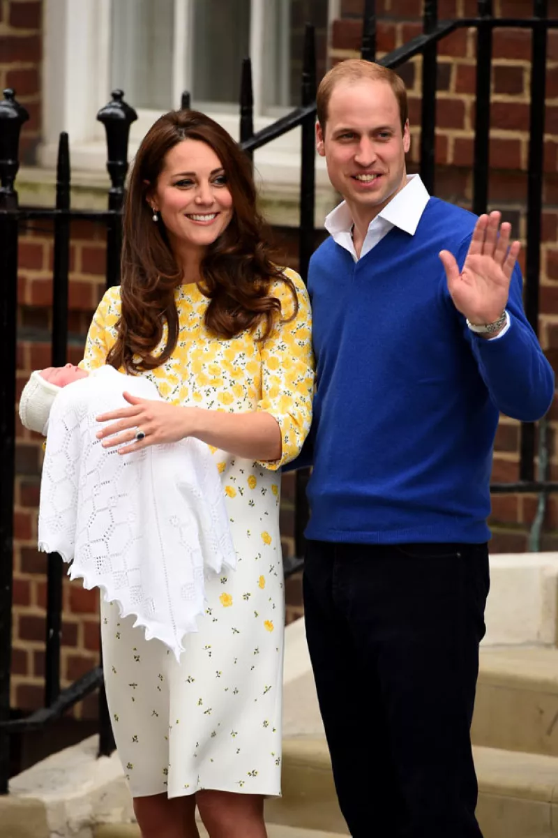 A unas horas de haber dado a luz, Kate Middleton y su hija abandonan el hospital de St. Mary's.