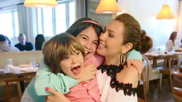 Thalía y sus hijos Matthew Alejandro y Sabrina Sakaë
