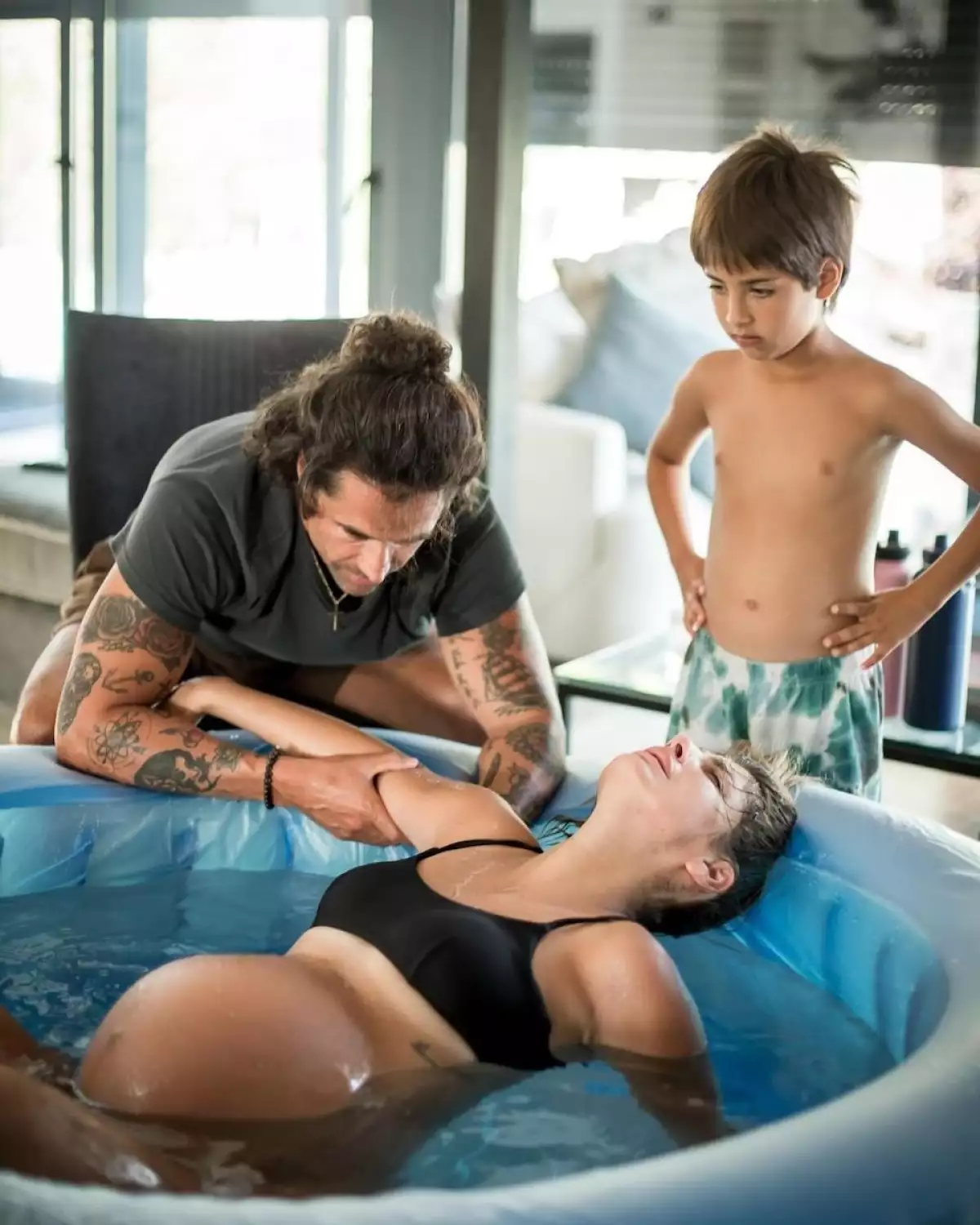 Michelle Renaud publica fotos del parto natural en agua de su segundo hijo Milo junto a su esposo Matías Novoa