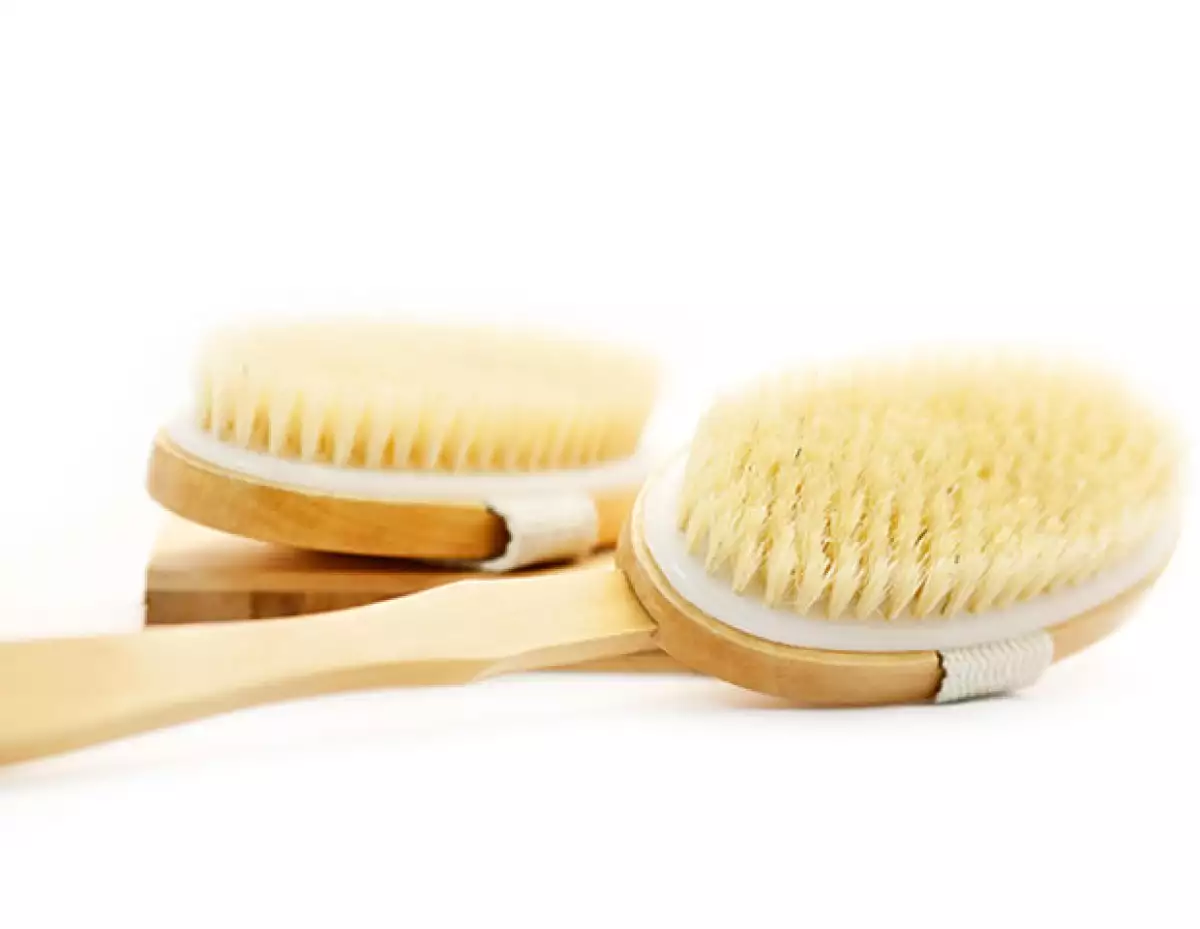 Si estás buscando una manera fácil, buena y barata de exfoliar la piel, mejorar tu circulación y hasta eliminar la celulitis, entonces el cepillado en seco es ideal para ti.