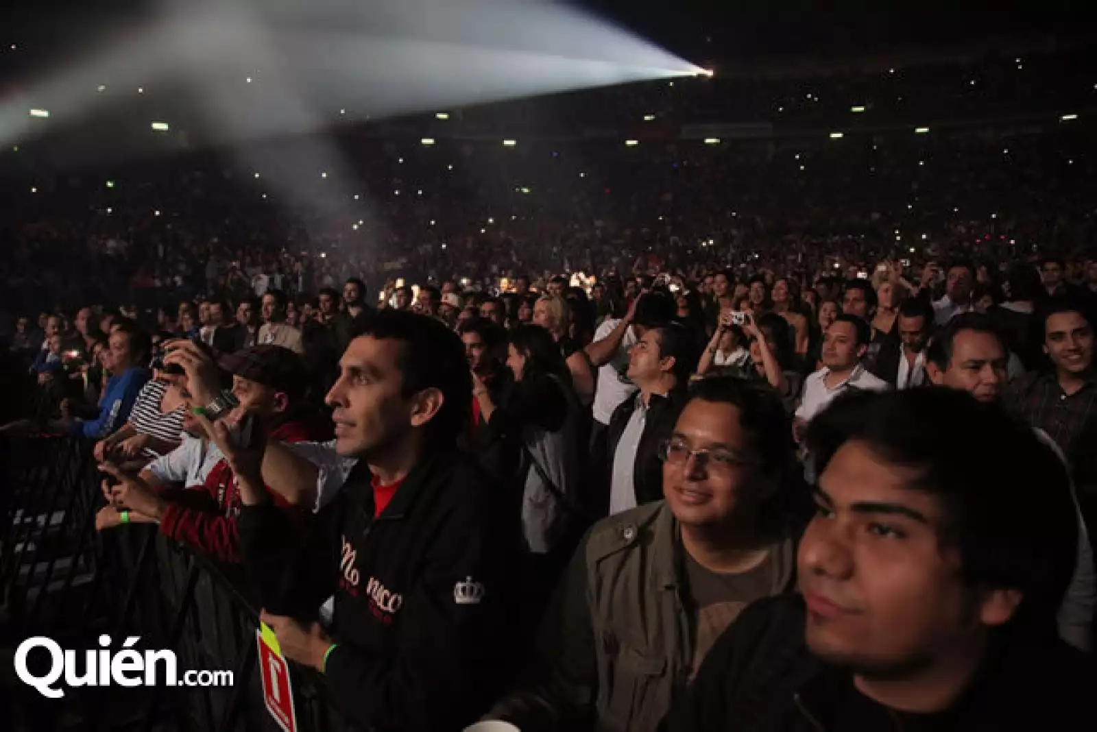 El Palacio de los Deportes lució completamente abarrotado.