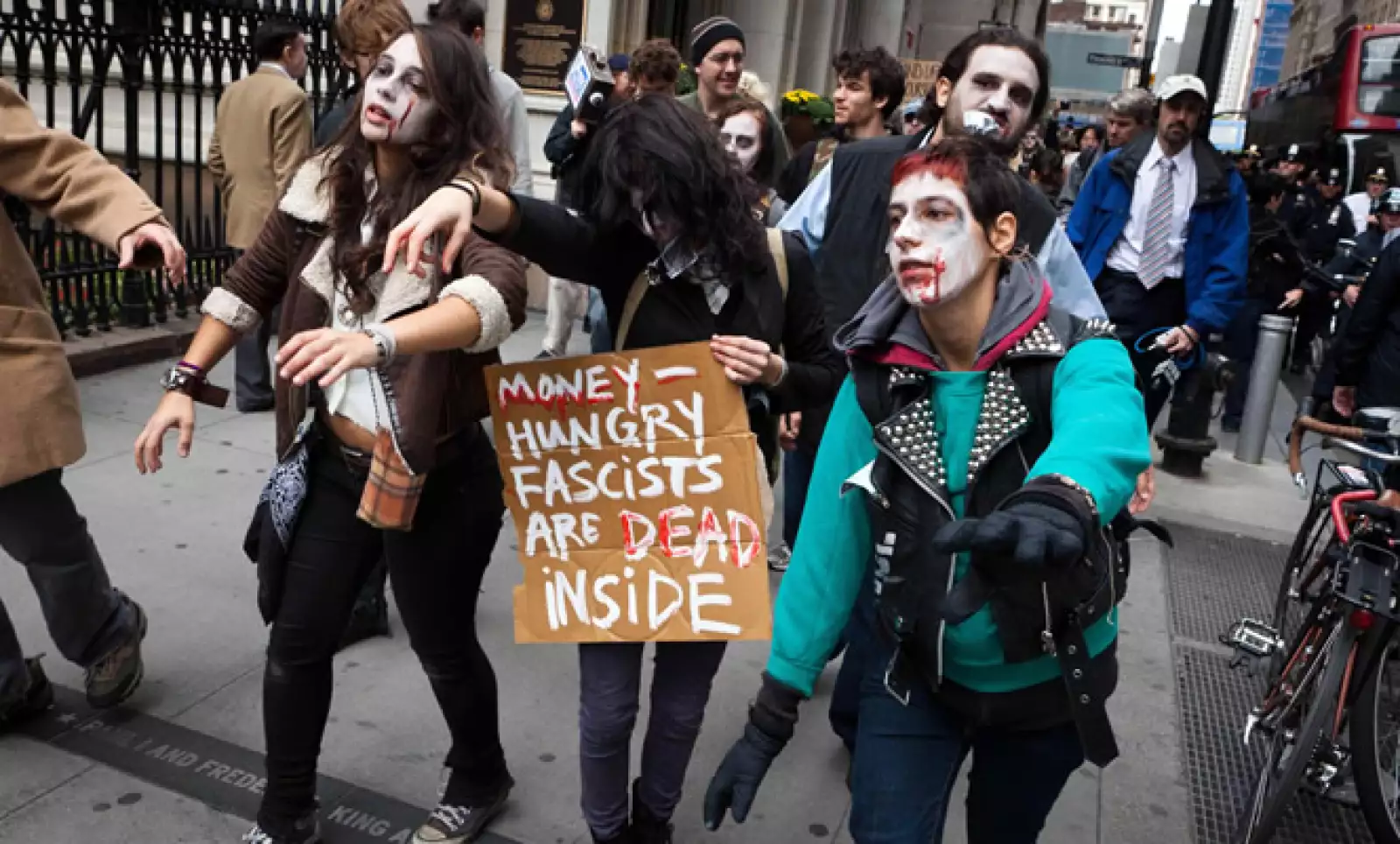 Los arrestos de 700 personas en el Puente de Brooklyn el fin de semana desataron el enojo de los manifestantes que acampan en un parque en Manhattan.