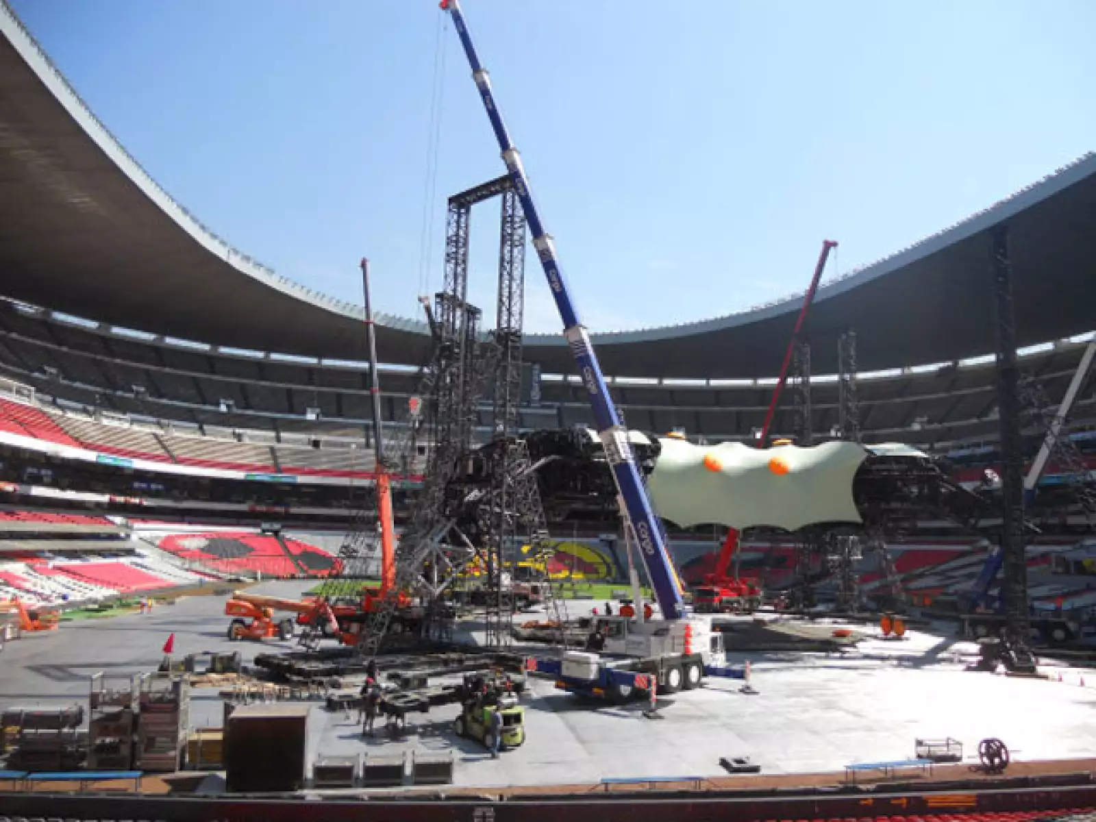 `La garra´comenzó a emerger para Cinco años después, tras su visita a México durante la gira Vértigo, U2 hará suyo el coloso de Santa Úrsula.