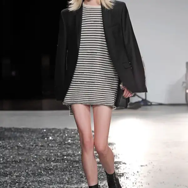 Zadig & Voltaire Vestidos y abrigos en tonos neutros. Esta colección es totalmente wearable.