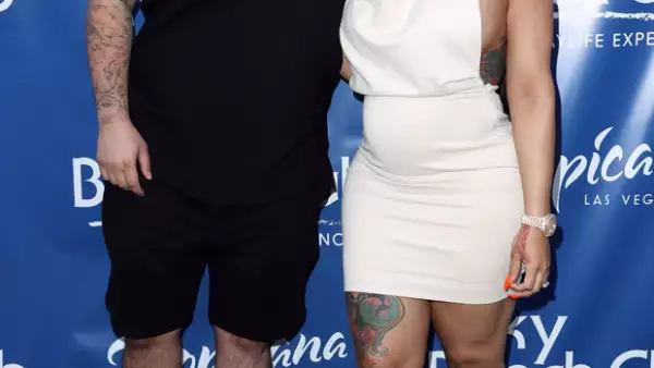 El papá de Blac Chyna, Eric Holland, ha confirmado que los dos enamorados están esperando un niño.