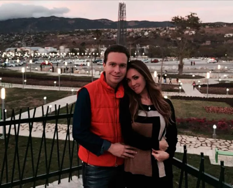 La cantante y el gobernador de Chiapas hicieron legal su matrimonio en una ceremonia privada efectuada en el Club de Golf Bosques de Santa Fe.