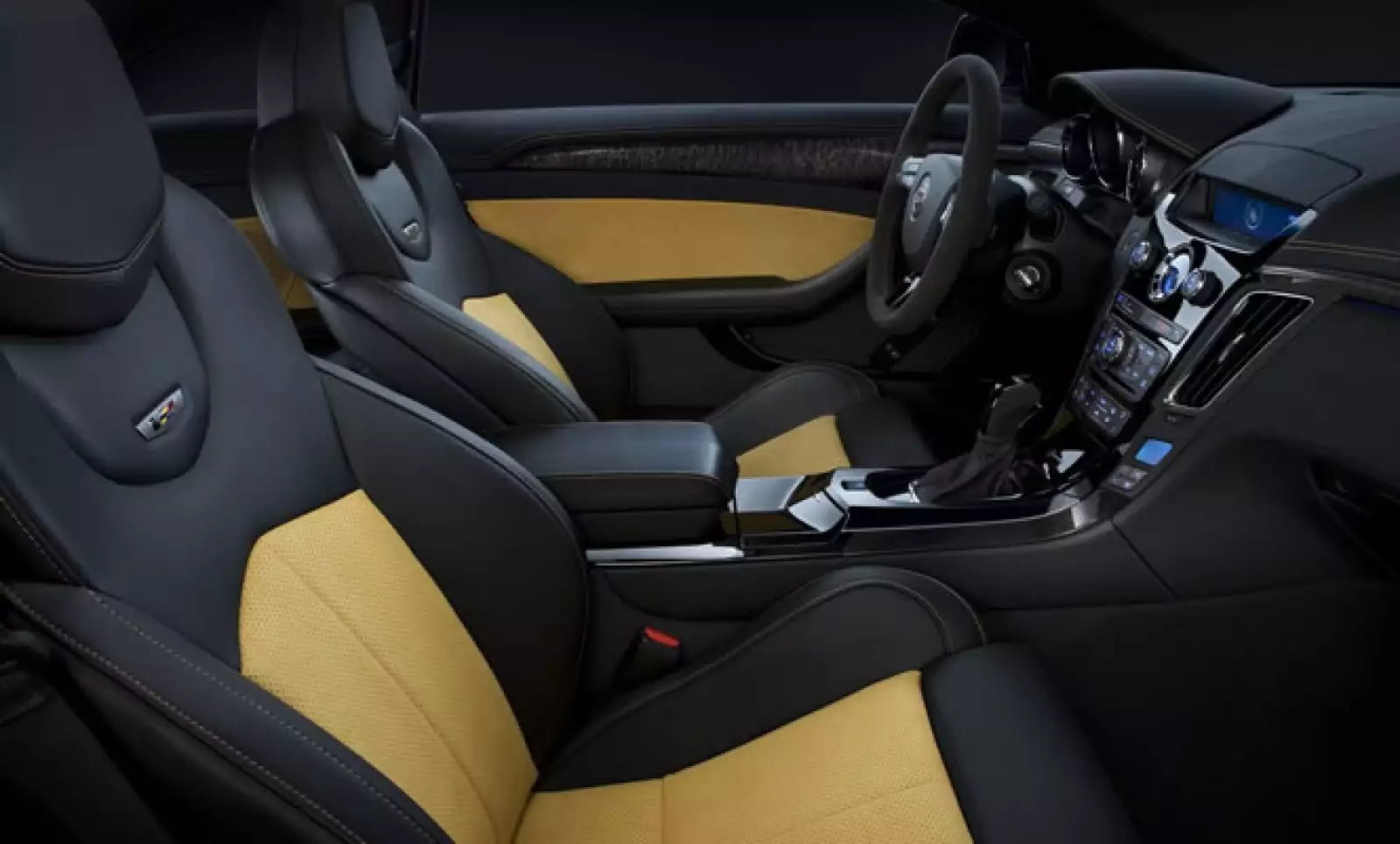 Además de esta pintura especial, tiene nuevos rines de 19 pulgadas de grafito, interior en piel bicolor y panel de madera que incrementa su lujo y clase.