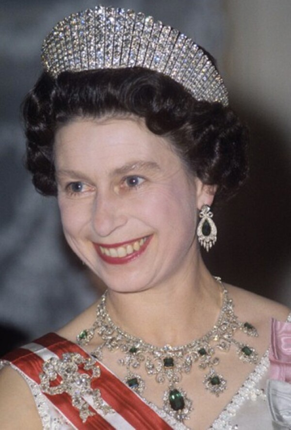 Para una recepción diplomática en Viena en 1968 presumió la diadema `Russian Kokoshnik´, la cual originalmente utilizó en la presentación de la princesa Alexandra. La entonces princesa de Gales mandó a hacer la diadema inspirada en los sombreros típicos rusos (kokoshnik) para la ocasión especial.