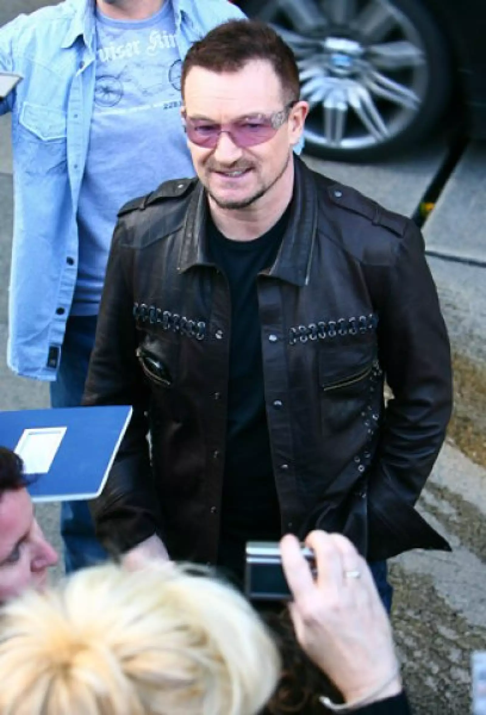 Bono y los demás integrantes de U2 firmaron autógrafos a los fans que por más de seis horas los esperaron afuera del Hotel Chateau Marmont en Hollywood, California.