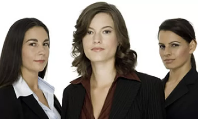 La primera limitante que encuentra una mujer para ascender laboralmente es su dificultad para demandar un crecimiento en su empresa. (Foto: Photos to go)