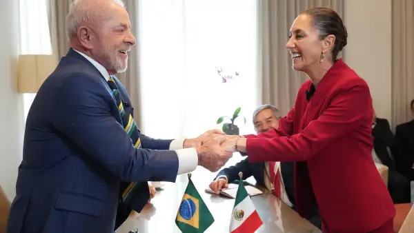 Lula da Silva y la presidenta Claudia Sheinbaum se saludan.