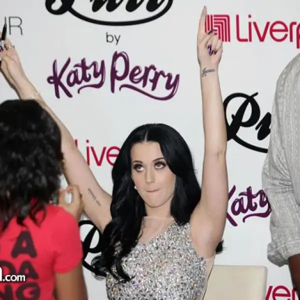 Katy Perry en la firma de autógrafos