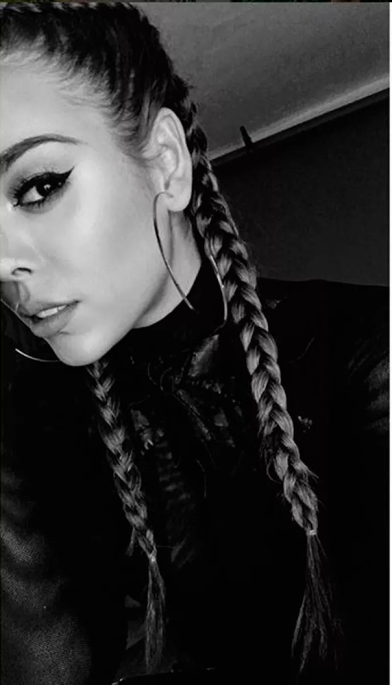 La actriz lució boxer braids, así como un maquillaje y accesorios que de inmediato nos remitieron al estilo de las famosas hermanas.