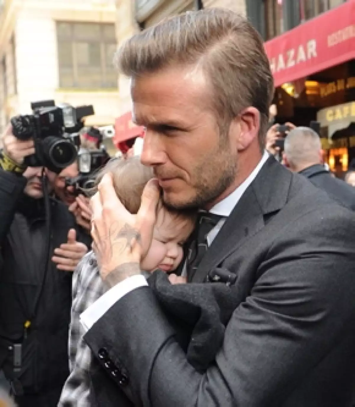 Harper con su papá protector David Beckham en febrero pasado.