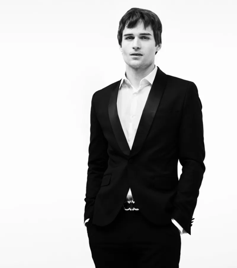 En Estados Unidos lo conocen como Nate Archibald, ahora en México será Nico de la Vega y el actor que le da vida se perfila como uno de los solteros más guapos de la televisión.