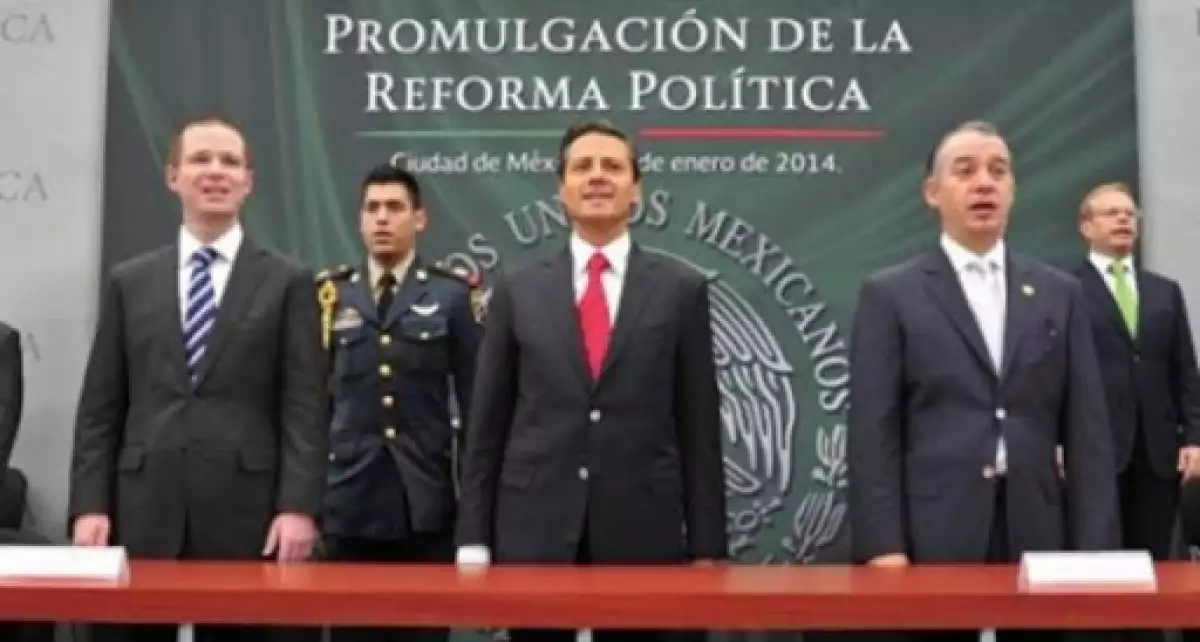 Acompañan a Peña Nieto: Ricardo Anya (izquierda) y Raúl Cervantes (derecha)