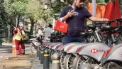 Un hombre desbloquea una bicicleta en una estación de Ecobici en la Ciudad de México.