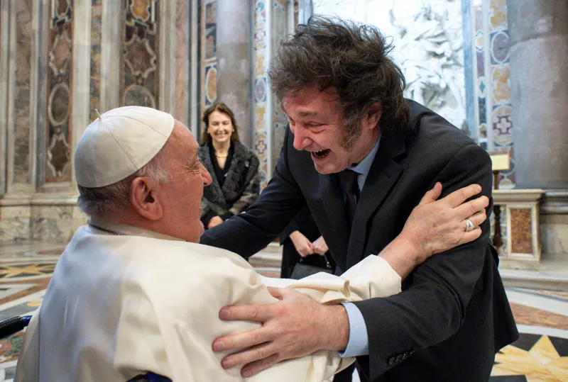 El presidente de Argentina, Javier Milei, se reúne con el Papa Francisco en el Vaticano el 11 de febrero de 2024.