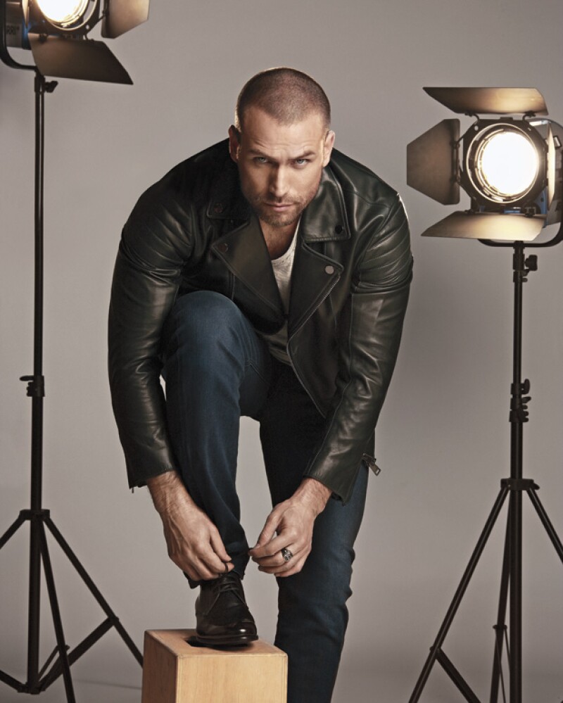 Chamarra de piel de Pal Zileri, T-Shirt de John Varratos, Jeans de Diesel, Zapatos de Louis Vuitton.